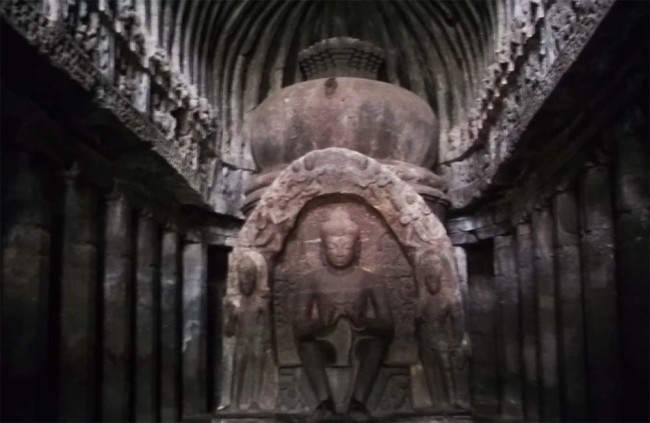 Grotte di Ellora -  Grotta del Carpentiere - Statua di Buddha