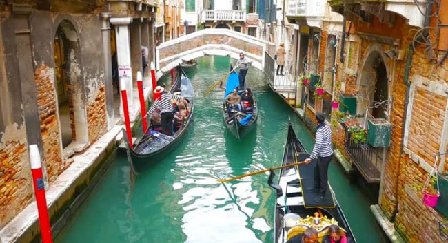 Venezia - Weekend Veneziano - Gondole nel Canale